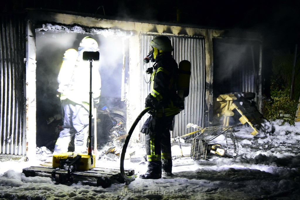 Feuer Hinterhof Garagen Koeln Hoehenberg Olpenerstr P084.JPG - Miklos Laubert